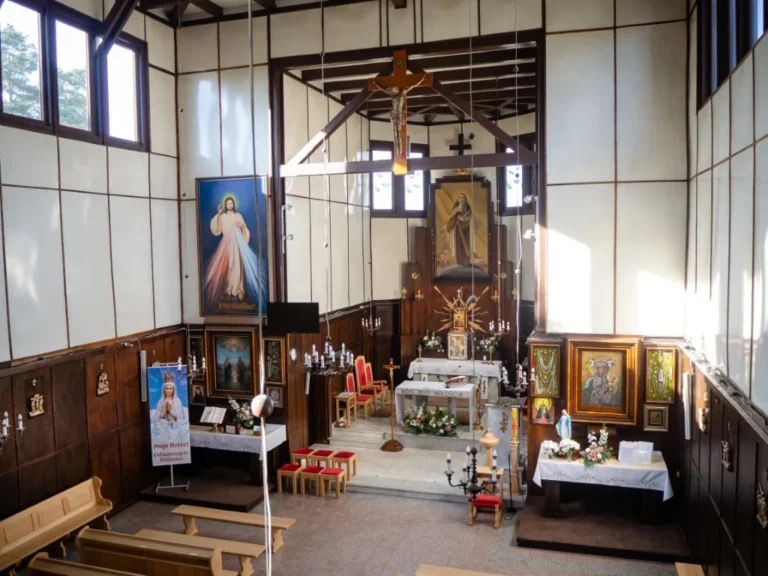 Prezbiterium i ołtarz kościoła