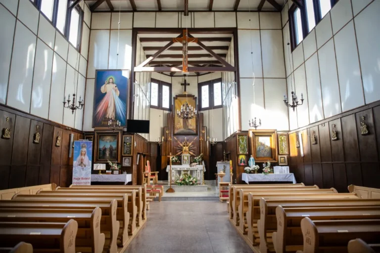 Wnętrze kościoła z widokiem na prezbiterium