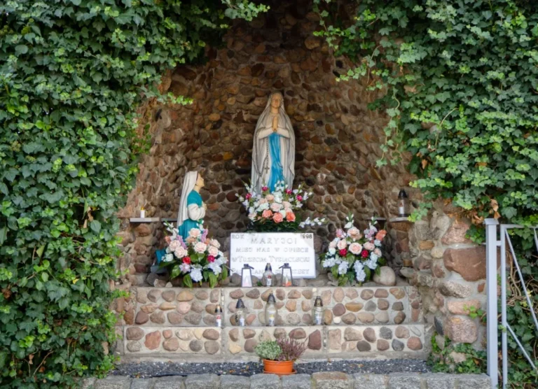 Kapliczka Matki Bożej w otoczeniu zieleni